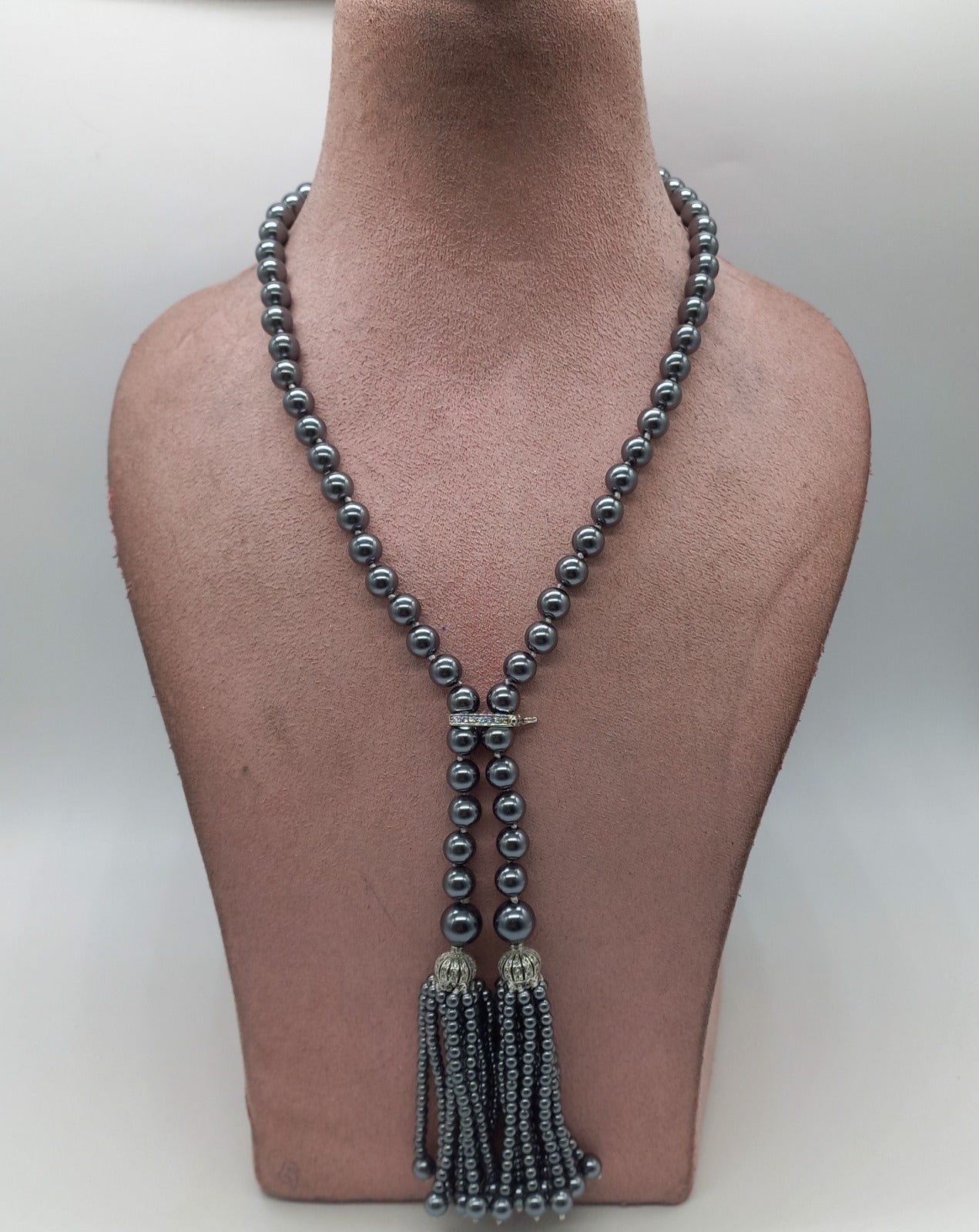 Leaf shaped pearl necklace in gray color