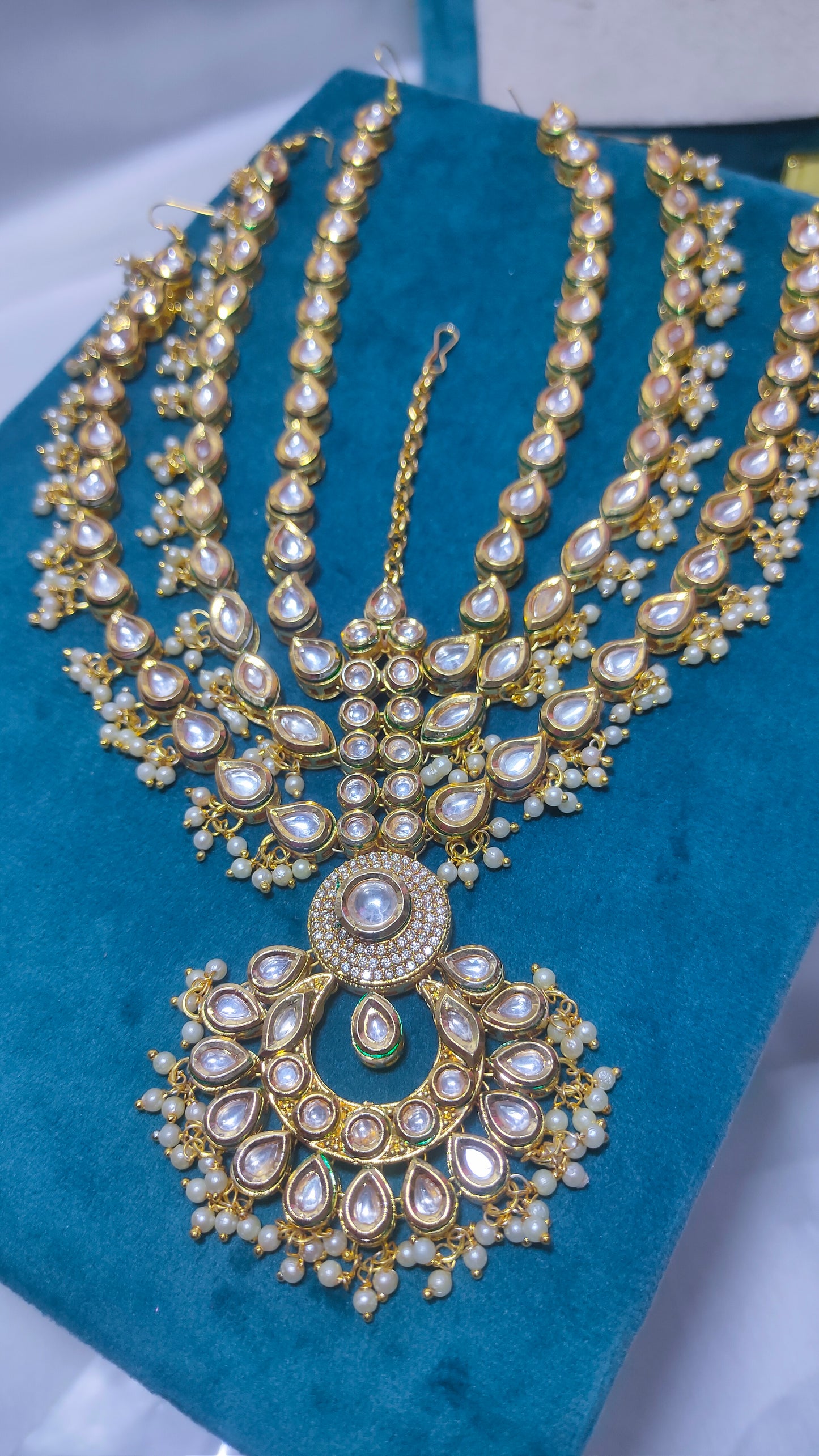 rajwadi multi-layered kundan mathapatti full view