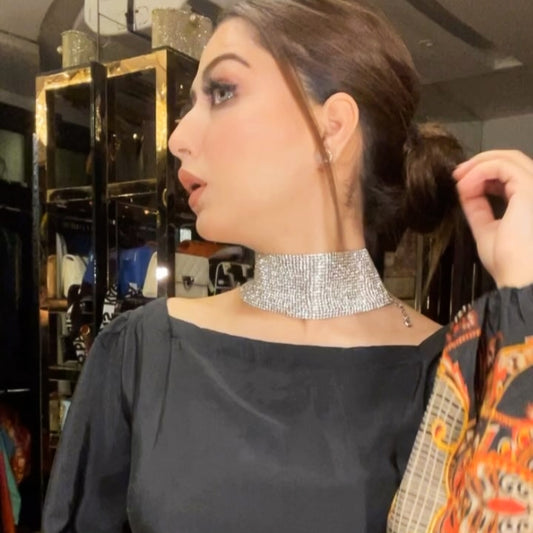 A lady wear a zirconia collar necklace