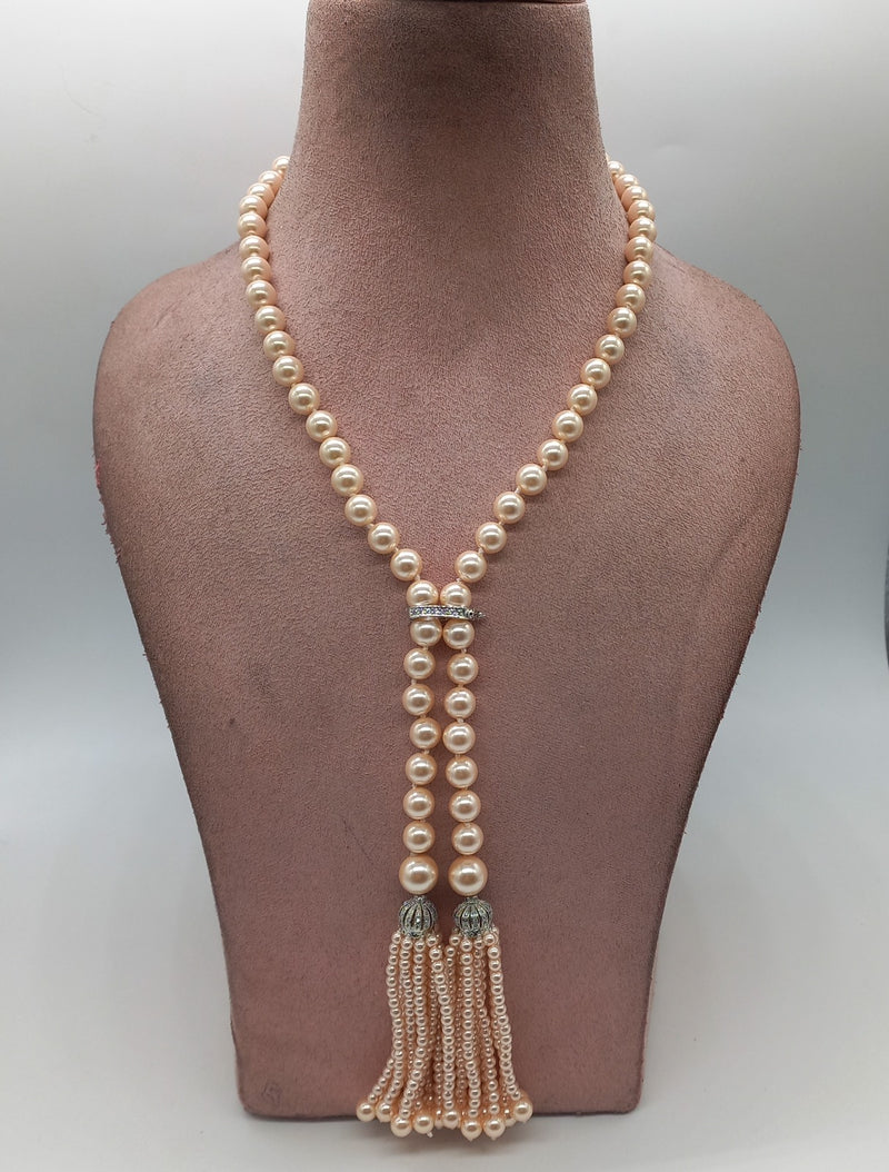 Leaf shaped pearl necklace in peach color