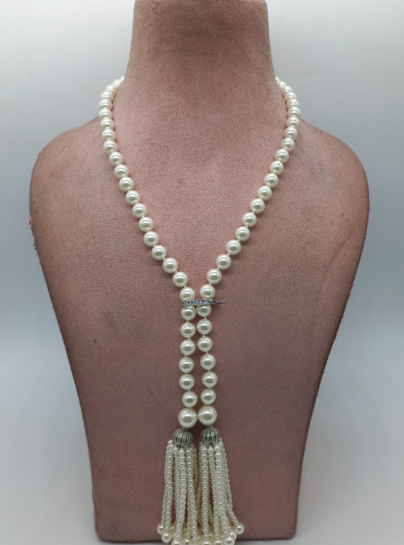 Leaf shaped pearl necklace in white color
