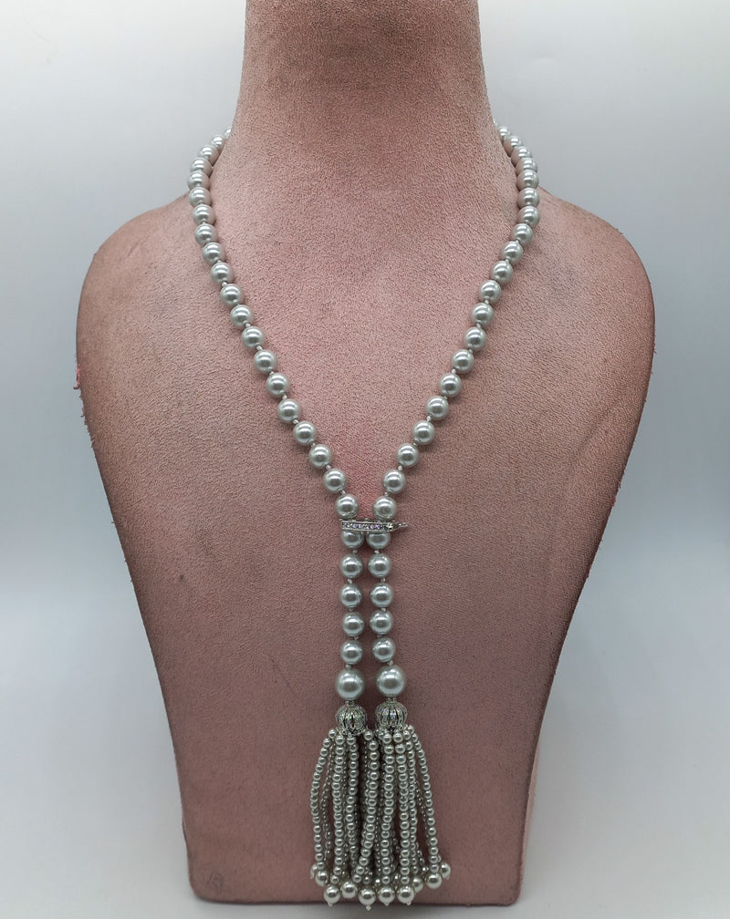 Leaf shaped pearl necklace in silver color