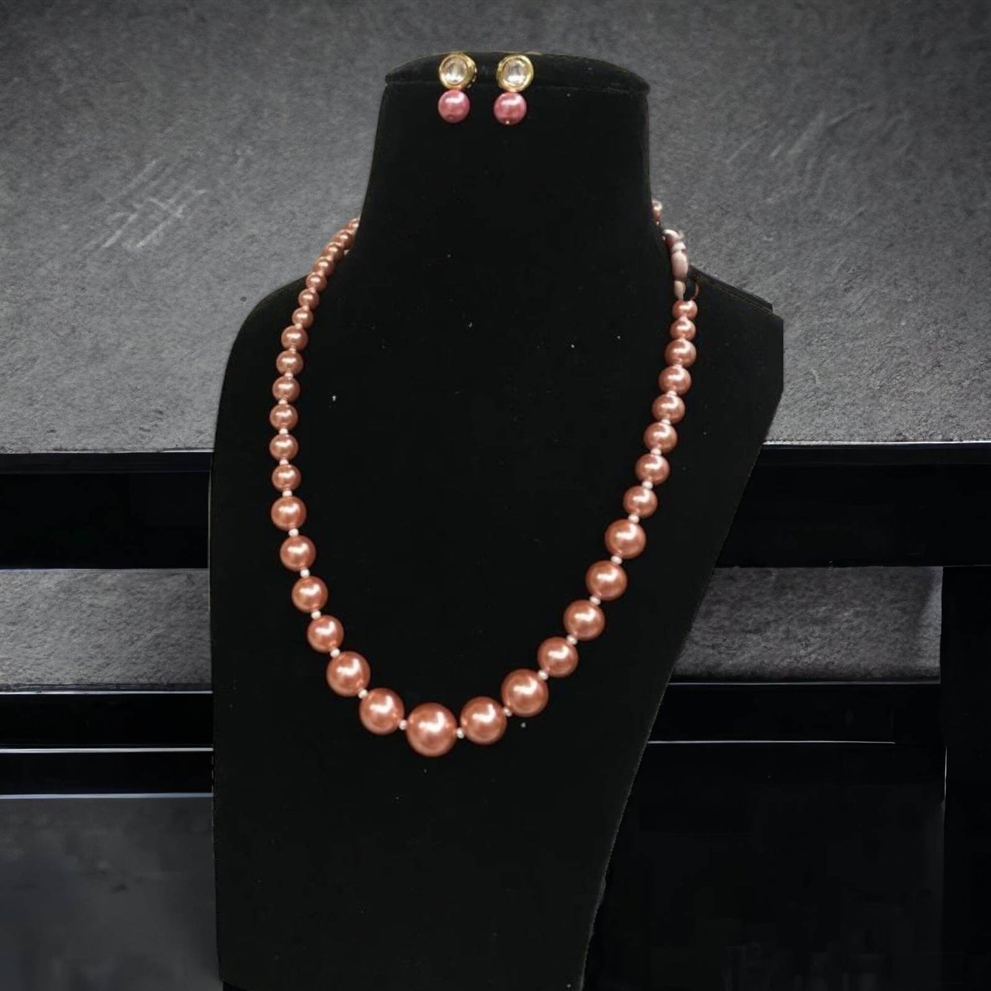 Aisha pearl necklace in coral color