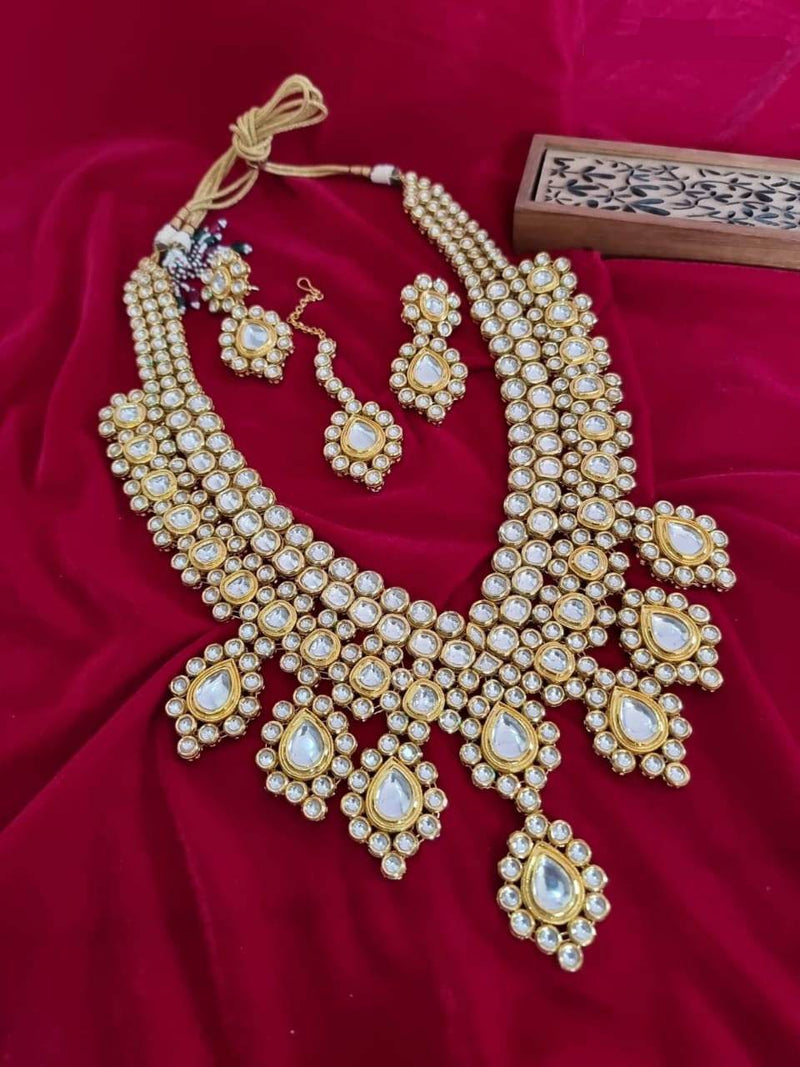 Meenakari reni haar jewelery set with earrings & Mang Teeka is on the red carpet.