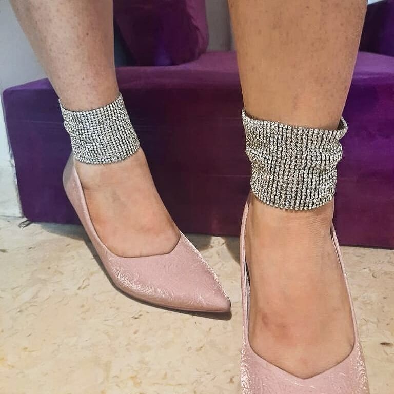 A lady wearing a silver zirconia anklet