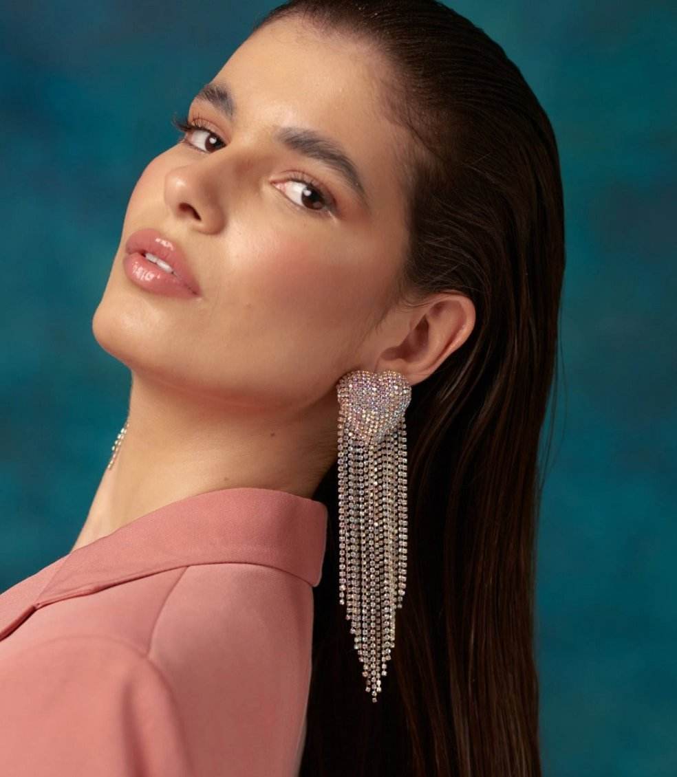 A lady wears heart-shaped zircon tassels earrings on her ear