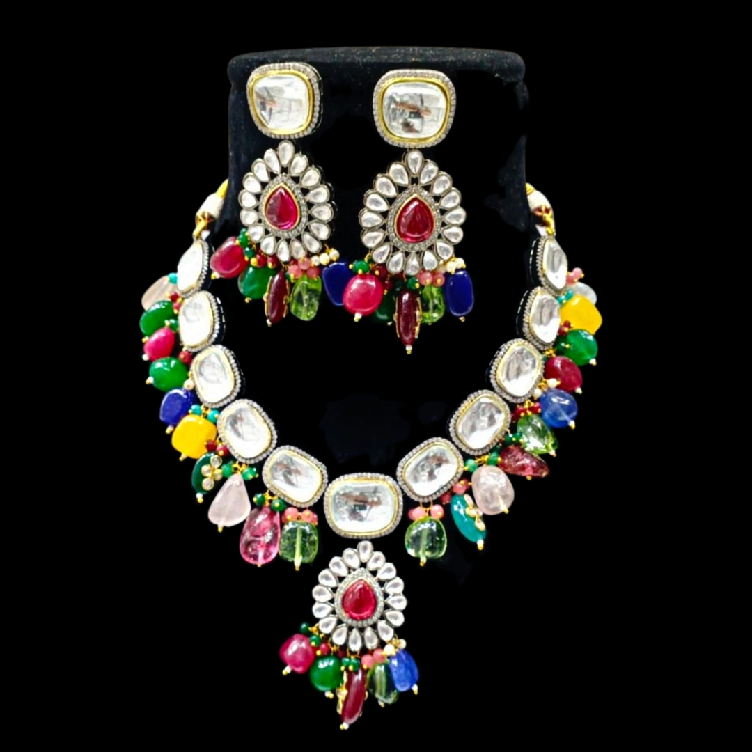 kalp necklace set with earring on black background