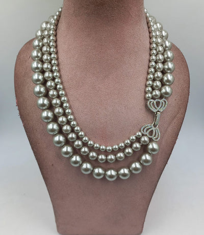 malhaar pearl necklace with broach in silver color