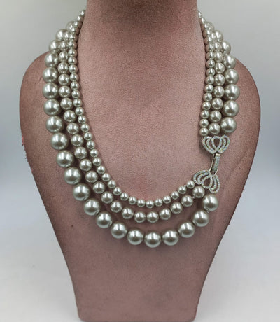 malhaar pearl necklace with broach in silver color